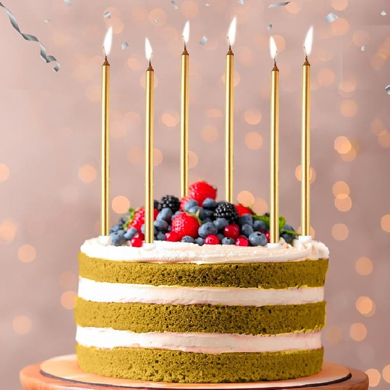 Craquez pour 16 bougies spirales dorées avec une déco Happy Birthday