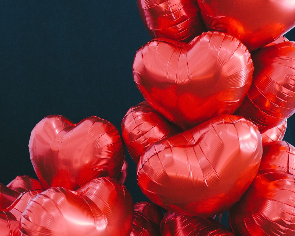 Décoration avec ballons rouges en forme de coeur