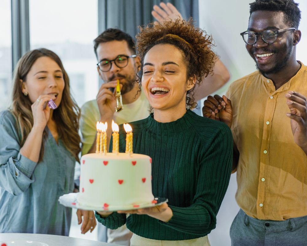 Souffler bougies gâteau fête d'anniversaire